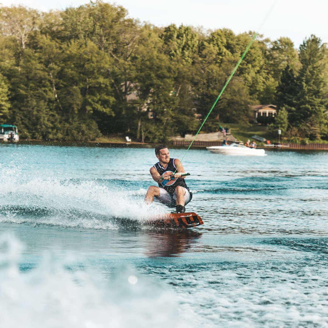 Na kole, na běžkách, při běhu, při turistice – všude tam užijete sportovní sluneční brýle, ale víte, jaká další outdoorová dobrodružství s nimi ještě můžete zažít_Roby Noo